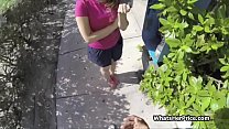 Худая девушка вставляет в анальное отверстие каблук перед камерой
